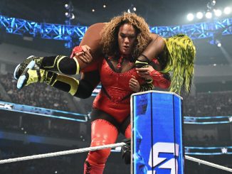 Nia Jax retiene el Título Femenino de WWE ante Naomi con asistencia de Tiffany Stratton & Candice LeRae