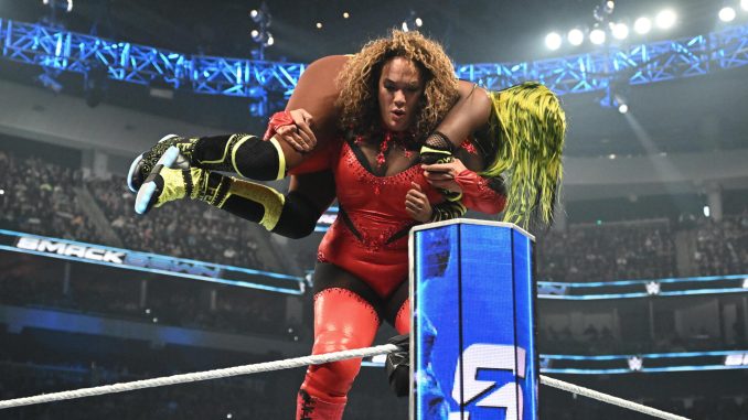 Nia Jax retiene el Título Femenino de WWE ante Naomi con asistencia de Tiffany Stratton & Candice LeRae