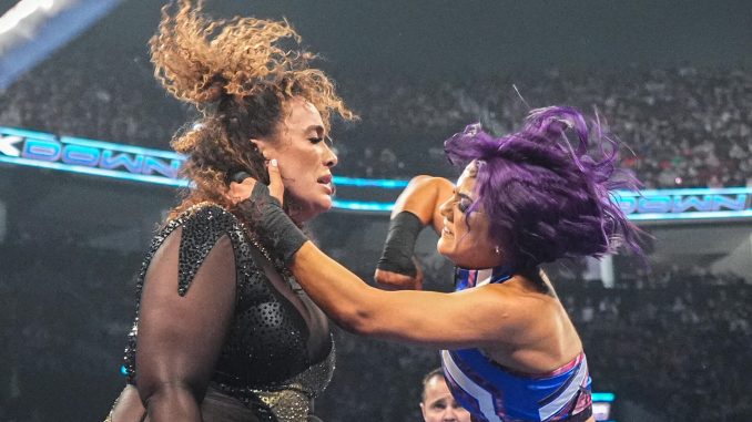 Bayley sobrevive a un caótico Fatal 4-Way Match para ganar una oportunidad por el Campeonato Femenino de WWE