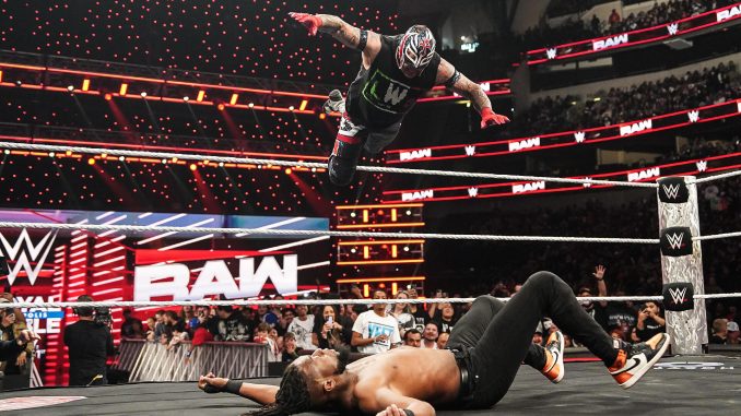 Rey Mysterio sorprende a Kofi Kingston con la victoria en presencia de JBL